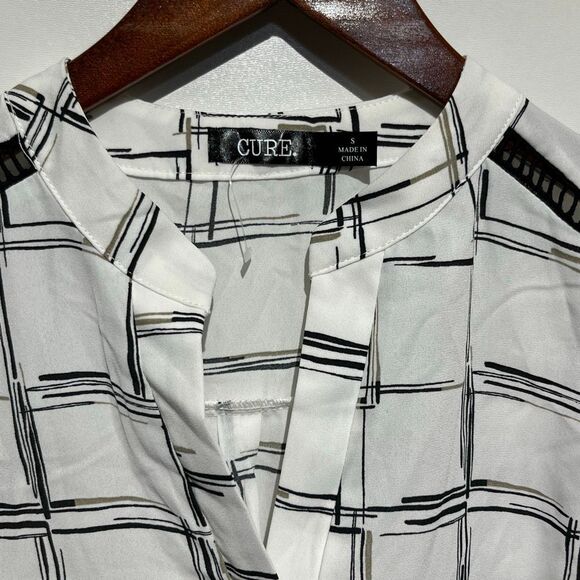 CURE Women's White Black Windowpane Split Neck Sleeveless Blouse Small NWT - Picture 3 of 9